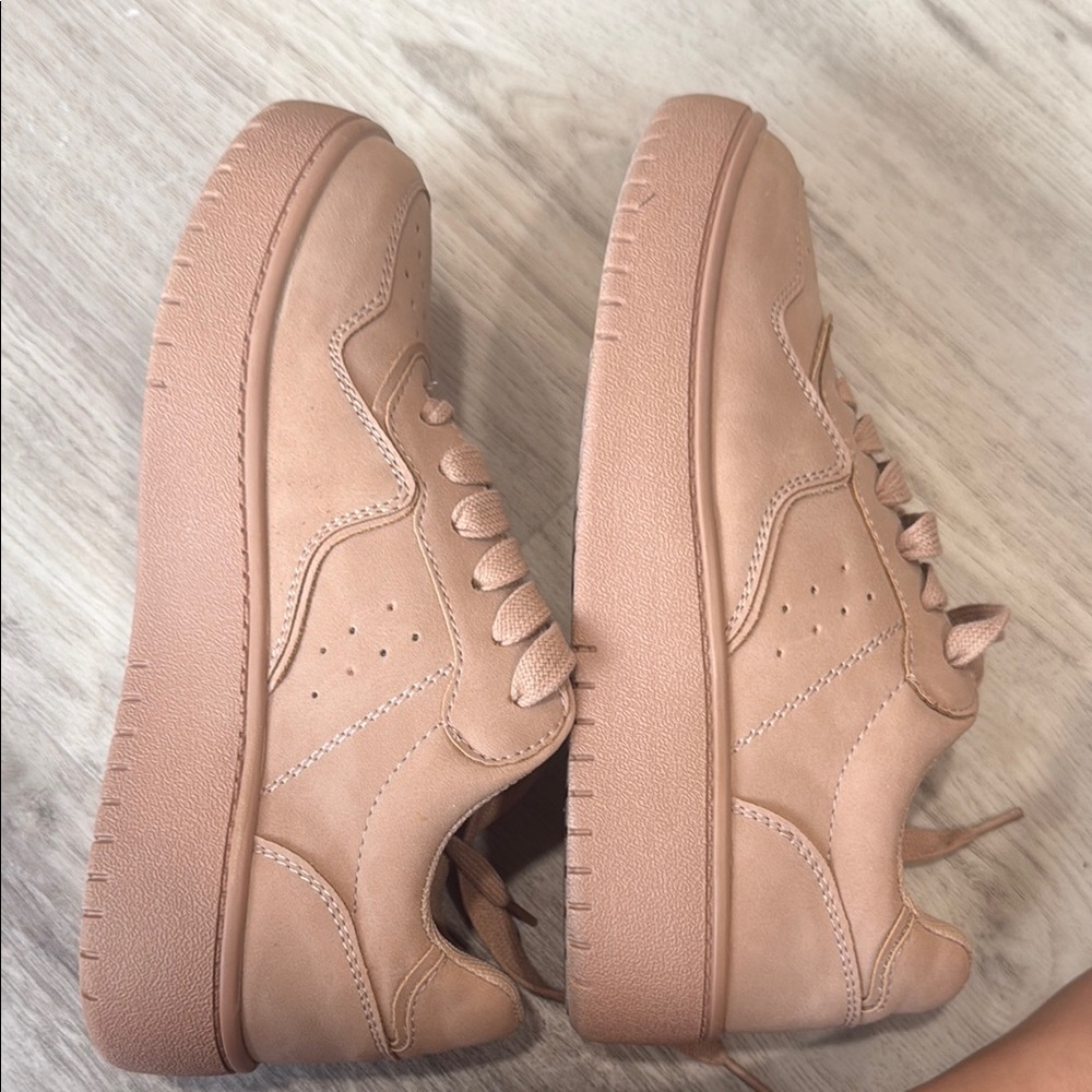 DV | Dolce Vita Tan Sneakers